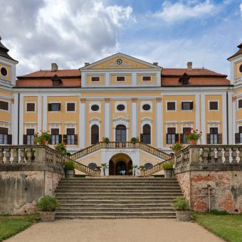 Zámek Milotice je dějištěm Poslední aristokratky. Na prohlídku se můžete vydat v dobových kostýmech