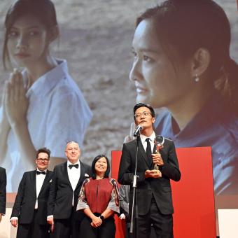 Závěrečný den 60. ročníku Mezinárodního filmového festivalu Karlovy Vary, 11. července 2026. Křišťálový glóbus získal koprodukční snímek s účastí České republiky Padlé ovoce, za kterým stojí režisér z Barmy Aun Pčou (vpředu)
