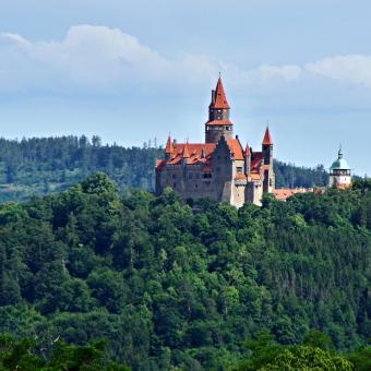 Málokdo tuší že hrad Bouzov je téměř novostavba což jej ale předurčuje k filmovým rolím