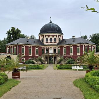 Zámek Veltrusy se chlubí krásným krajinářským parkem plným zajímavých staveb a mostků