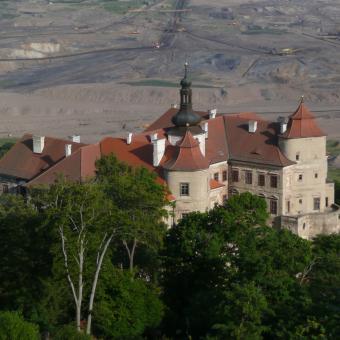 Zámek Jezeří býval perlou Krušných hor. Dnes se tyčí nad někdejším hnědouhelným lomem