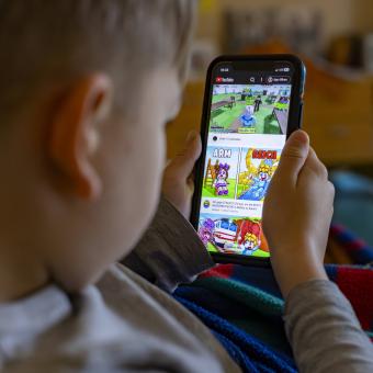 Roblox predátorům slouží k vytipování oběti. O rizicích se mají děti učit ve škole, říká psycholog