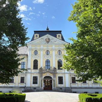 Zámek Kravaře láká na expozici o alchymistovi i na bohatou výzdobu kaple, která zázrakem unikla ohni