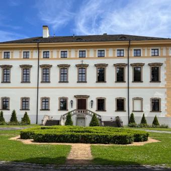V Rabštejně nad Střelou stál původně hrad. Karel IV. ho chtěl zbořit, ale pak se sem rád vracel