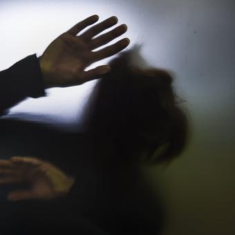 Vykázání násilníka je účinné, oběť se dostane k pomoci, říká novinářka po zmapování femicid v Česku