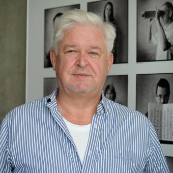 Sliby důchodcům jsou jedna věc. Pro vládu je ale důležitější obsluha státního dluhu, soudí Zámečník