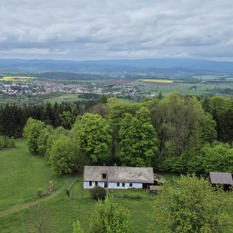 Pohled z Tichánkovy rozhledny, původní dřevěná z roku 1890, nahrazena zděnou kolem roku 1911 na hoře Tábor, pohled směrem k Lomnici n. Popelkou, je vidět hostinec z 19. st. a závěr křížové cesty