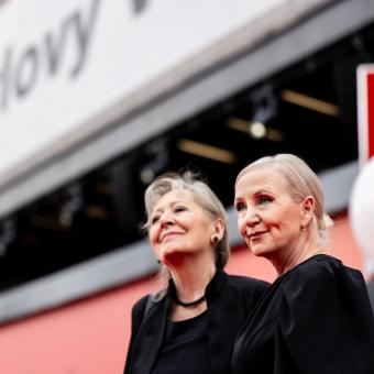 Helena Třeštíková s Bárou Basikovou na červeném koberci