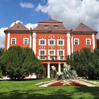 Barokní zámek Dětenice láká na unikátní fresky, ložnici Emy Destinnové i děla maltézských rytířů