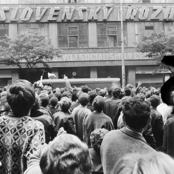Srpen 1968 před budovou Čs. rozhlasu na Vinohradské v Praze