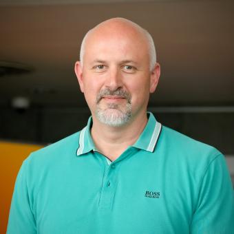 Elektromobil se vyplatí, když máte kde nabíjet, říká expert a autor videoblogu Akcelerace Electric
