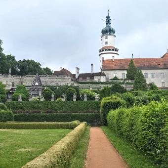 Zámku v Novém Městě nad Metují vtiskl podobu Dušan Jurkovič. Zámecký park zdobí jeho krytý most