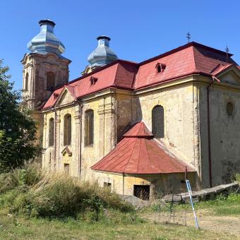 Kostel Navštívení Panny Marie, Skoky