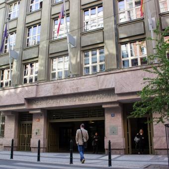 Magistrát zvažuje vyhazov obviněných úředníků. Policie vyšetřuje „rodinný byznys“ a 250 milionů