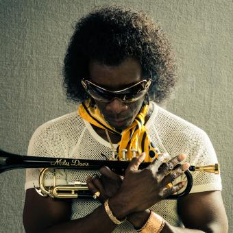 Don Cheadle jako Miles Davis ve snímku Miles Ahead