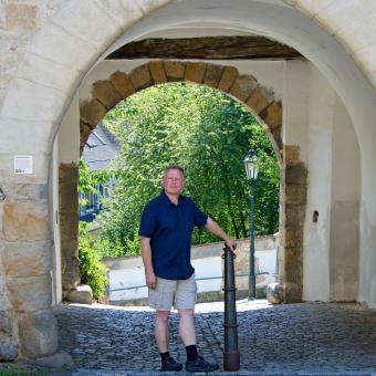 Cestovatel Marek Řeháček u vstupu do historické části johanitské komendy v Českém Dubu