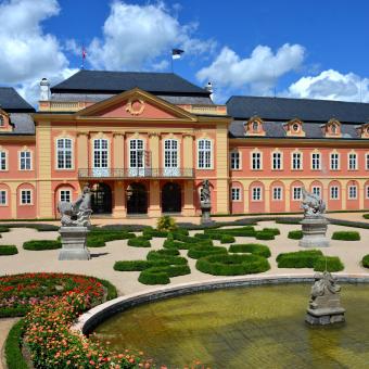Ve francouzském parku zámku Dobříš najdete řadu soch a oranžérii s malířskou iluzí architektury