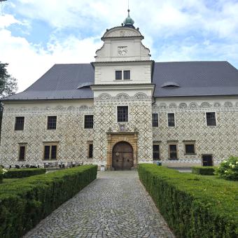 V Doudlebách nad Orlicí stojí malebný renesanční zámek s unikátními kobercovými sgrafity