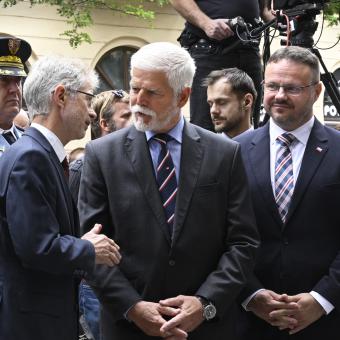 (Zleva) předseda Senátu Miloš Vystrčil (ODS), prezident Petr Pavel a ředitel ČRo René Zavoral