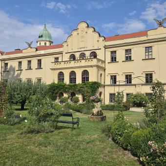 Zámek Častolovice vás okouzlí jedinečným Rytířským sálem, královstvím růží i vyhlášeným zvěřincem