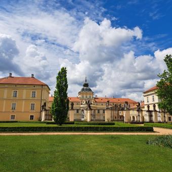 K zámku v Hořovicích vedou tři brány. Najdete v něm historické hračky i trosky letadla