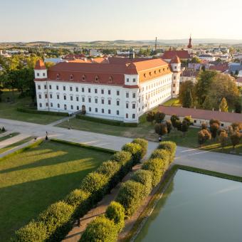 Zámek Holešov na Kroměřížsku se pyšní překrásnou salla terrenou i jedinečnými zahradami