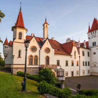 Zámku Žinkovy se přezdívá romantická perla Čech. Svou siluetou působí jako vystřižený z pohádky