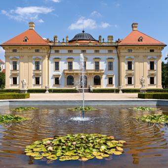 Zámek Slavkov je barokní skvost s příběhem bitvy tří císařů. Napoleon tu pronesl řeč ke svému vojsku