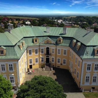 Zámek Bílovec láká na rozsáhlou sbírku modrobílého porcelánu. Je z něj vyrobený nočník i telefon