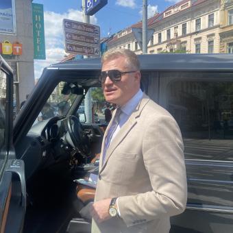 Honičky jako z GTA končí v realitě jinak. Proč jízda v autě mění naše chování?