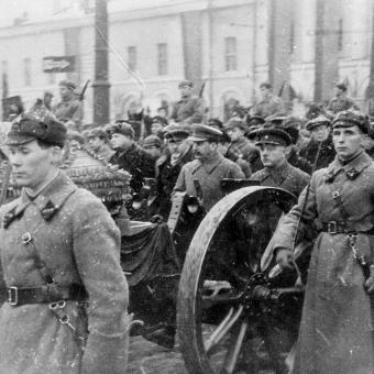 Pohřeb Kirova, prosinec 1934. Za rakví kráčí Stalin, Vorošilov a další