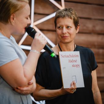 Představení literárního sborníku Nenacházím žádné stopy na ŠTETL FESTU (vpravo Eva Yildizová)