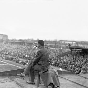 Josef Laufer při komentování zápasu ČSR vs. Itálie, 28. října 1932