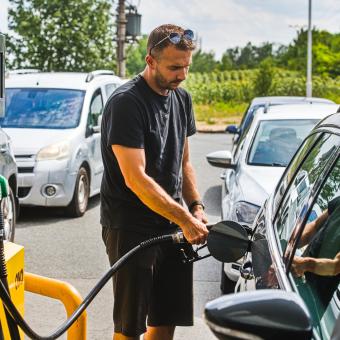 „Vláda na to jde logicky, nicméně…“ Ekonom o krocení drahé nafty, zlevňující ropě a zdanění Orlenu