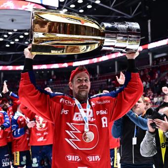Roman Červenka s mistrovskou trofejí