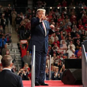 Trump nechce prohrát midterms. Sankce na ruskou naftu pozastavil ze sobeckých důvodů, míní Bříza