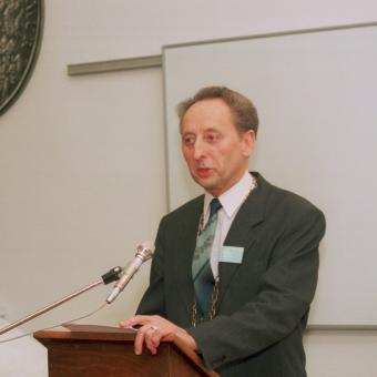 Jakub Trojan (snímek z roku 1995) v roli děkana Evangelické teologické fakulty Univerzity Karlovy