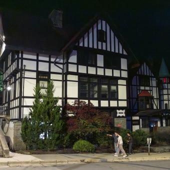 Sedm mužů, sedm hodin. USA otřásá případ Jane Doe a obvinění z hromadného znásilnění na univerzitě