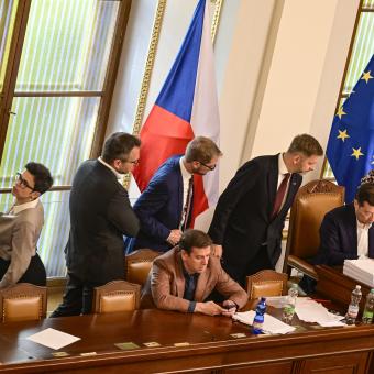 Dusno, pak bouře. Čtyři mimořádné momenty, které ve Sněmovně předcházely hlasování ve 4:36