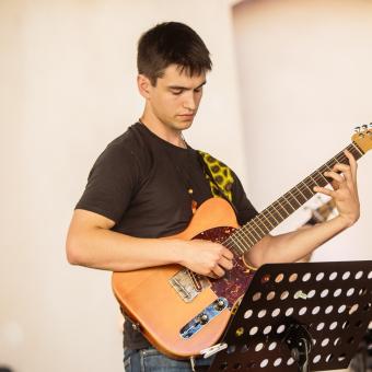 „Hudbu jsem začal dělat, abych nemusel třeba na medicínu,“ prozradil Adam Doucha v Jazzotéce