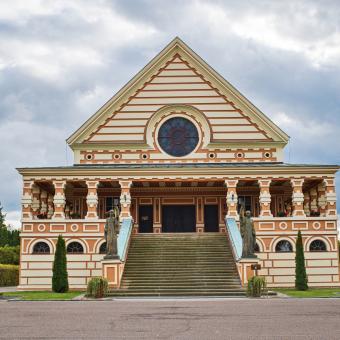 Pardubické krematorium. Rondokubistickou stavbu projektoval architekt Pavel Janák, první žeh se v ní uskutečnil v roce 1923