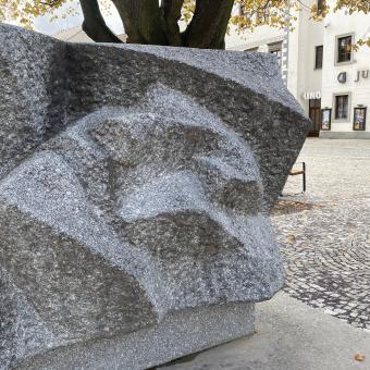Masakr ve Velkém Meziříčí. Německé běsnění na konci války připomíná na náměstí památník