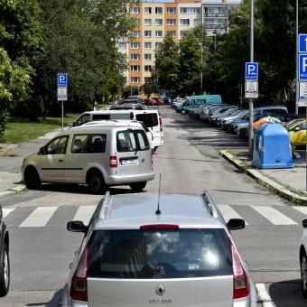 Víc bytů, méně zón a na cyklopruhy ředidlo. Recepty na pražské bolesti sedmi kandidátů na primátora
