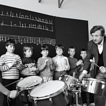 Pavel Jurkovič jako vyučující na základní škole s rozšířenou výukou hudební výchovy v Praze, 1989