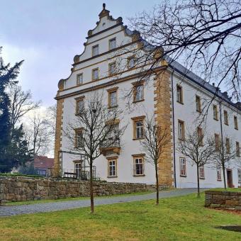 Šluknovský zámek skoro celý shořel při ničivém požáru. Dnes je znovu krásně opravený