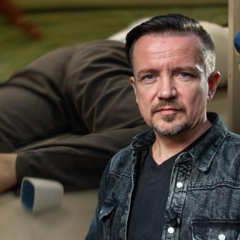 Polštář. Případ úmrtí v uzamčeném bytě. Proč muže udusili a naaranžovali jeho smrt jako sebevraždu?