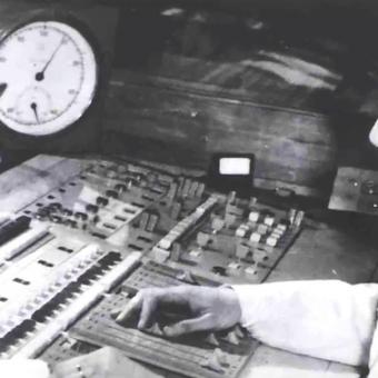 Eva Řeháková za mixážním pultem (60. léta 20. století)