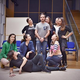 Z natáčení hry M. Vargase Llosy: Pantaleón a jeho ženská rota (uprostřed herec Matouš Ruml)