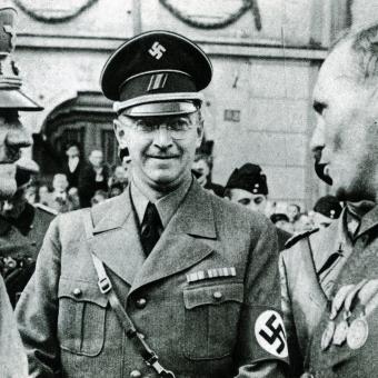 Konrád Henlein (uprostřed) na fotce z roku 1937