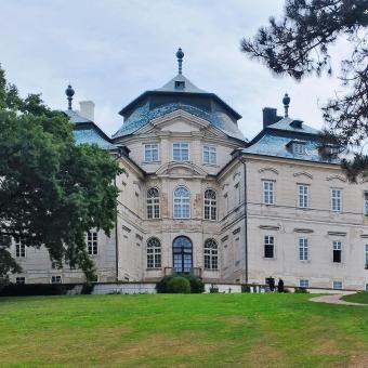 Zámek Kinských Karlova Koruna v Chlumci nad Cidlinou, asi nejkrásnější světská stavba Jana Blažeje Santiniho, postavená přímo pro rod Kinských